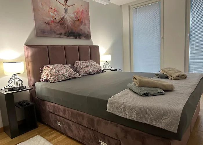 Thomas Two Bedroom Apartment-Private Parking
