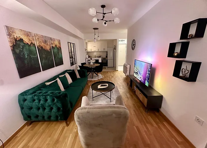 Thomas Two Bedroom Apartment-Private Parking