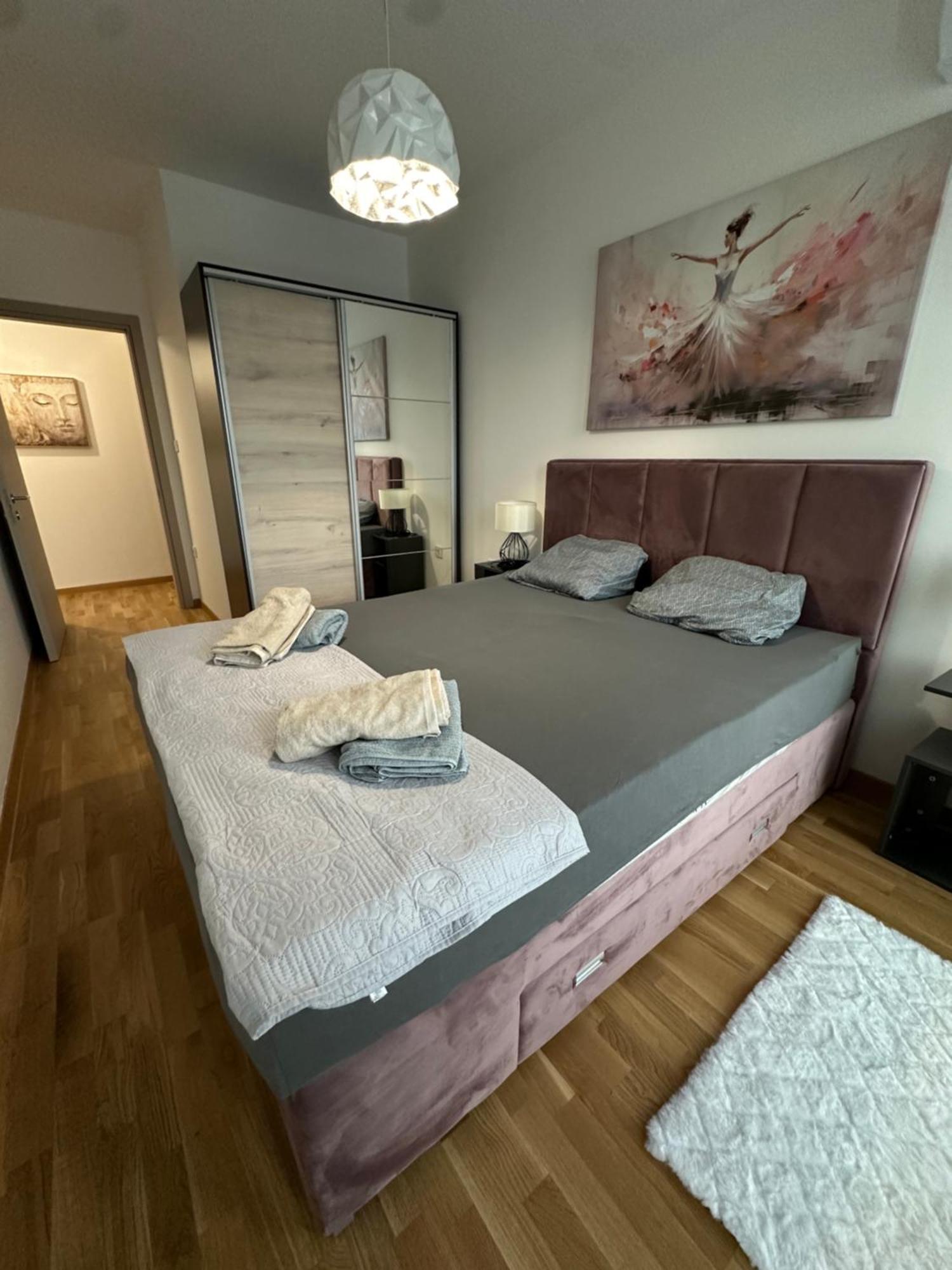 Thomas Two Bedroom Apartment-private Parking