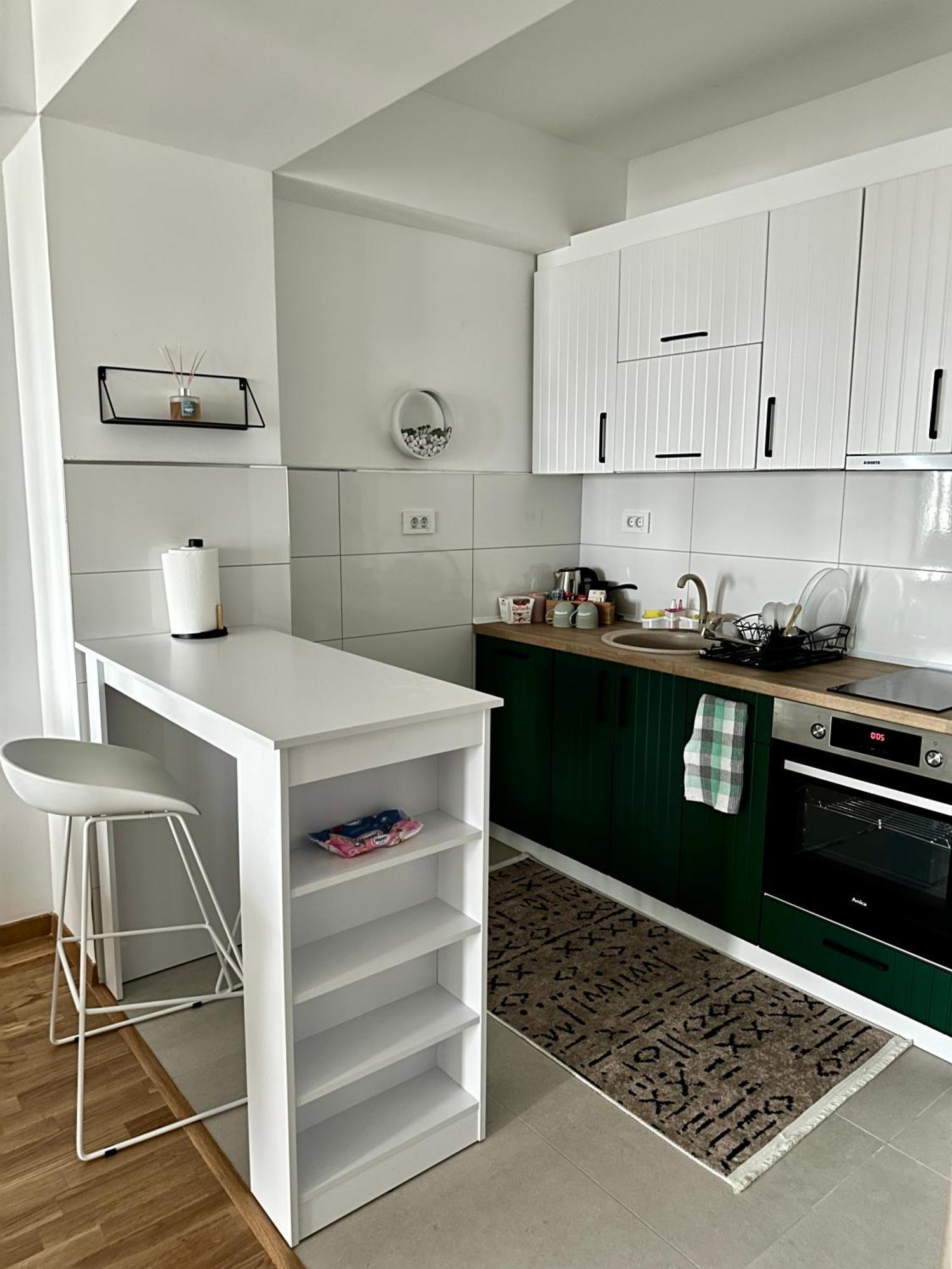Thomas Two Bedroom Apartment-private Parking