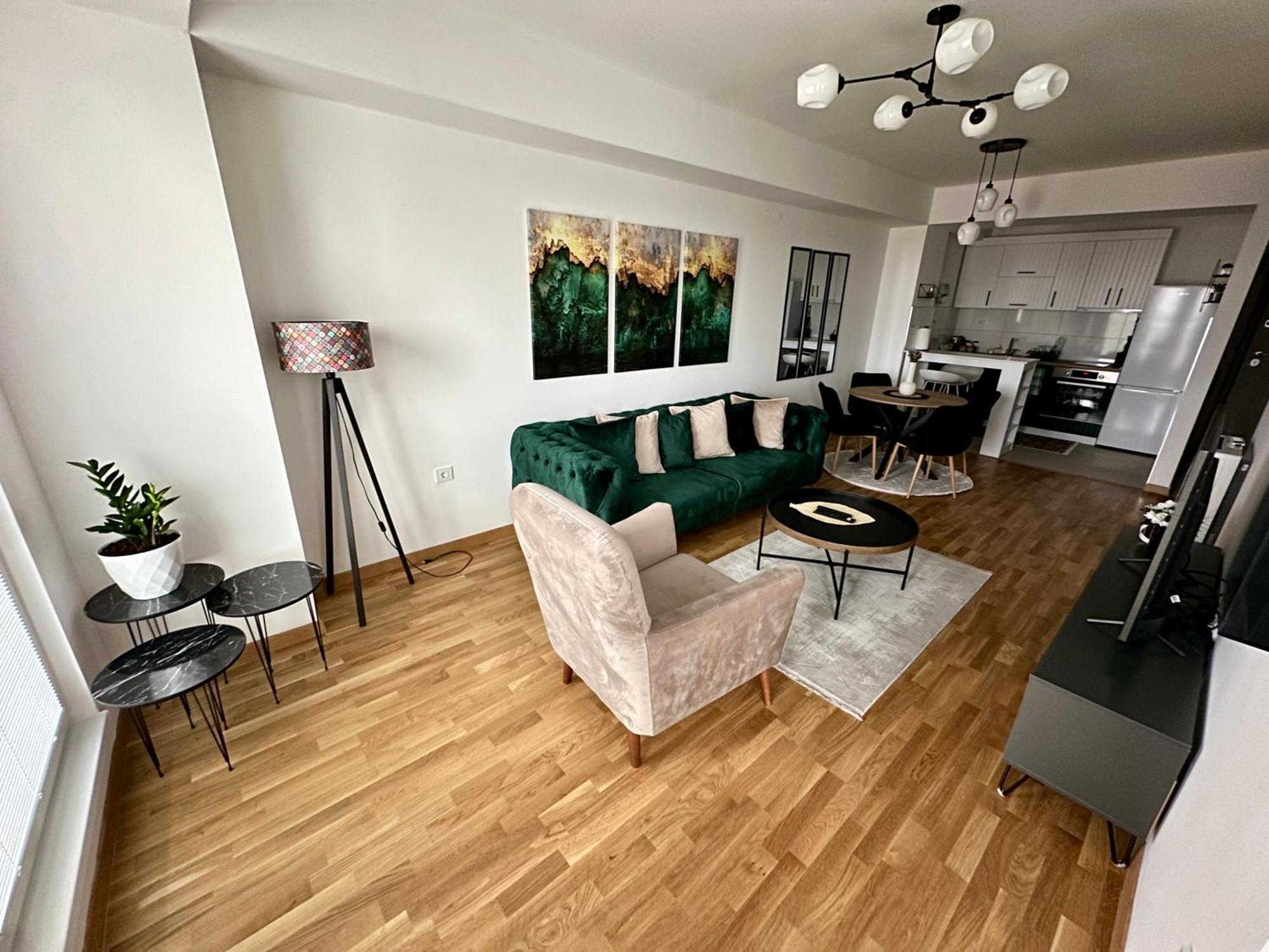 Thomas Two Bedroom Apartment-private Parking