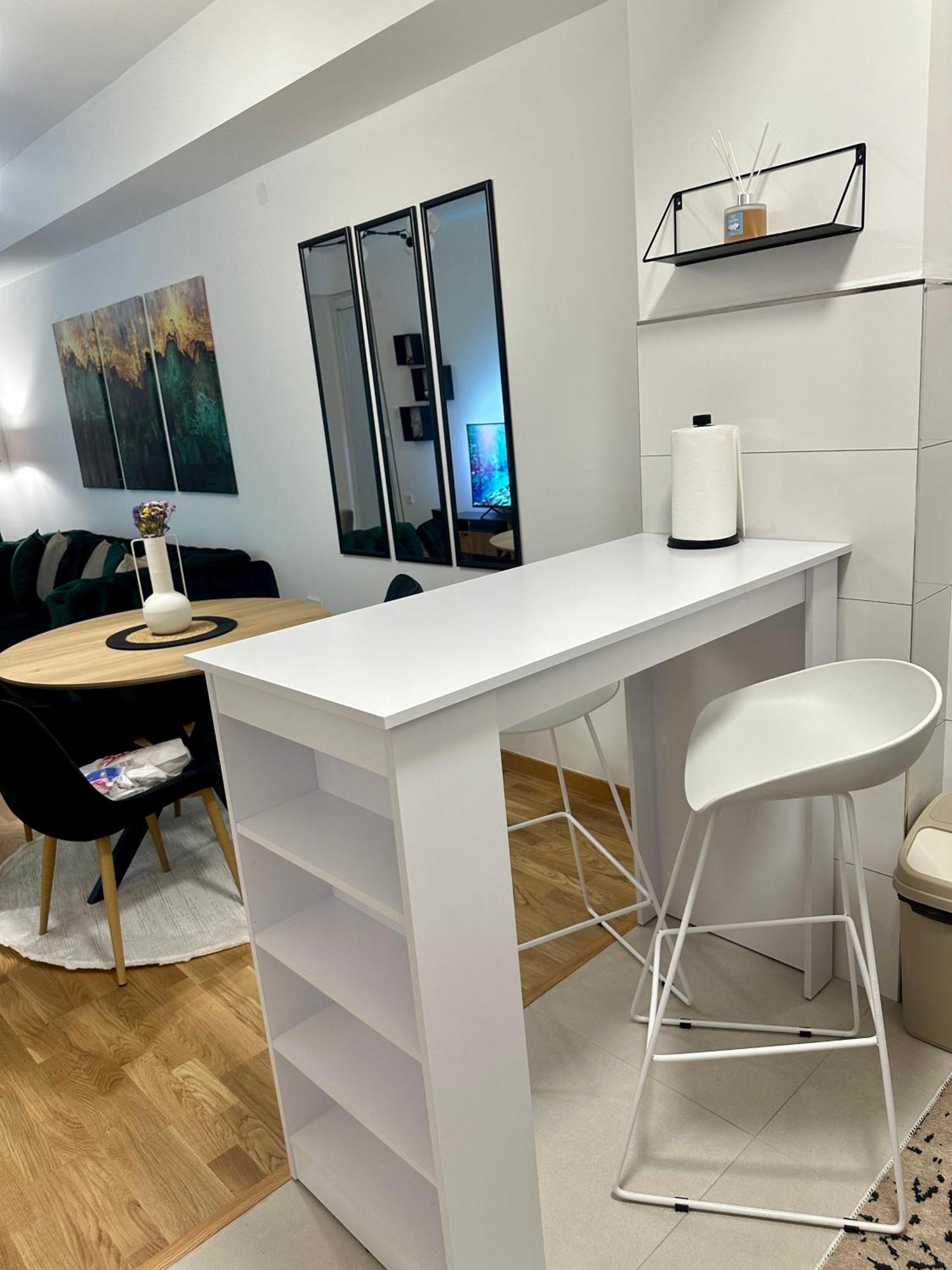 Thomas Two Bedroom Apartment-private Parking